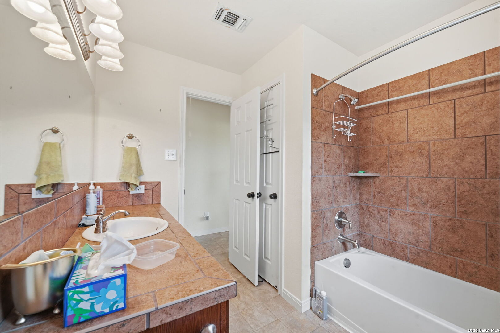 327 Lakeridge Loop Lakehills TX 78063