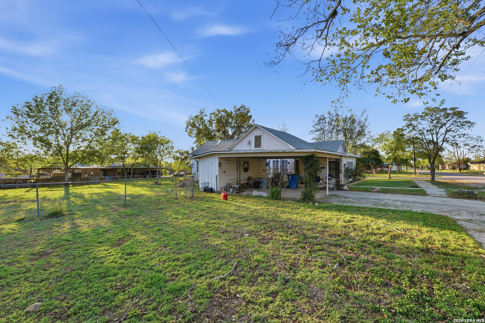 211 E 4th Street Nixon TX 78140