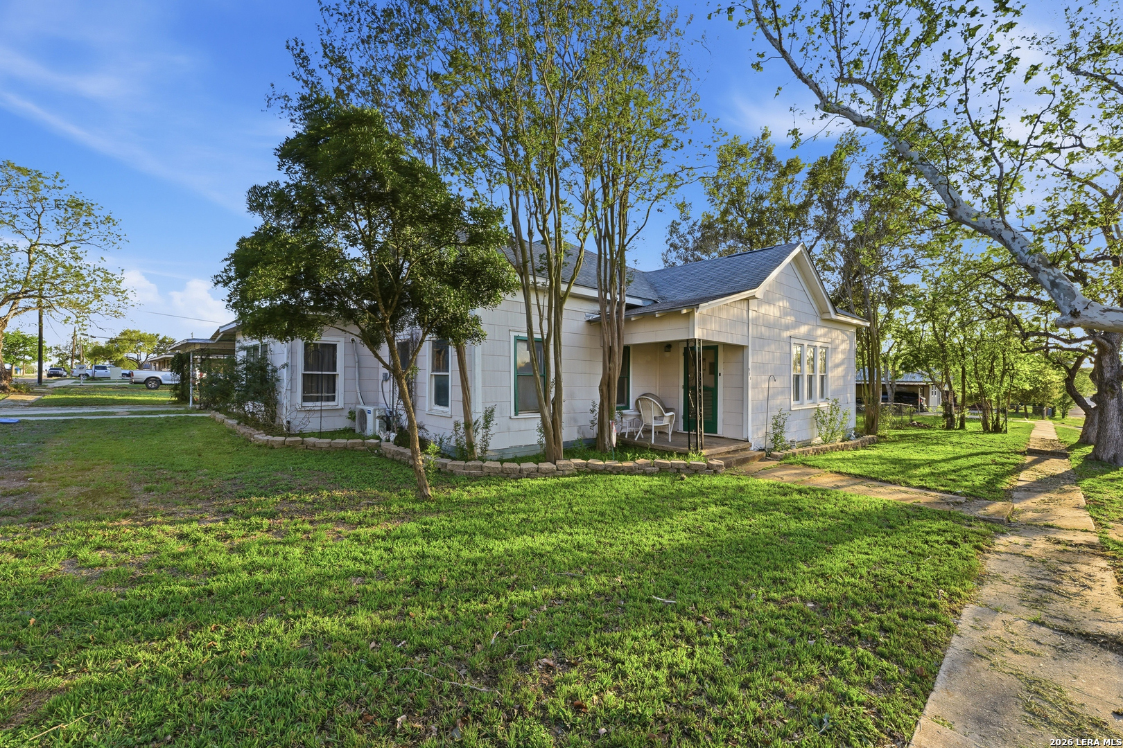 211 E 4th Street Nixon TX 78140