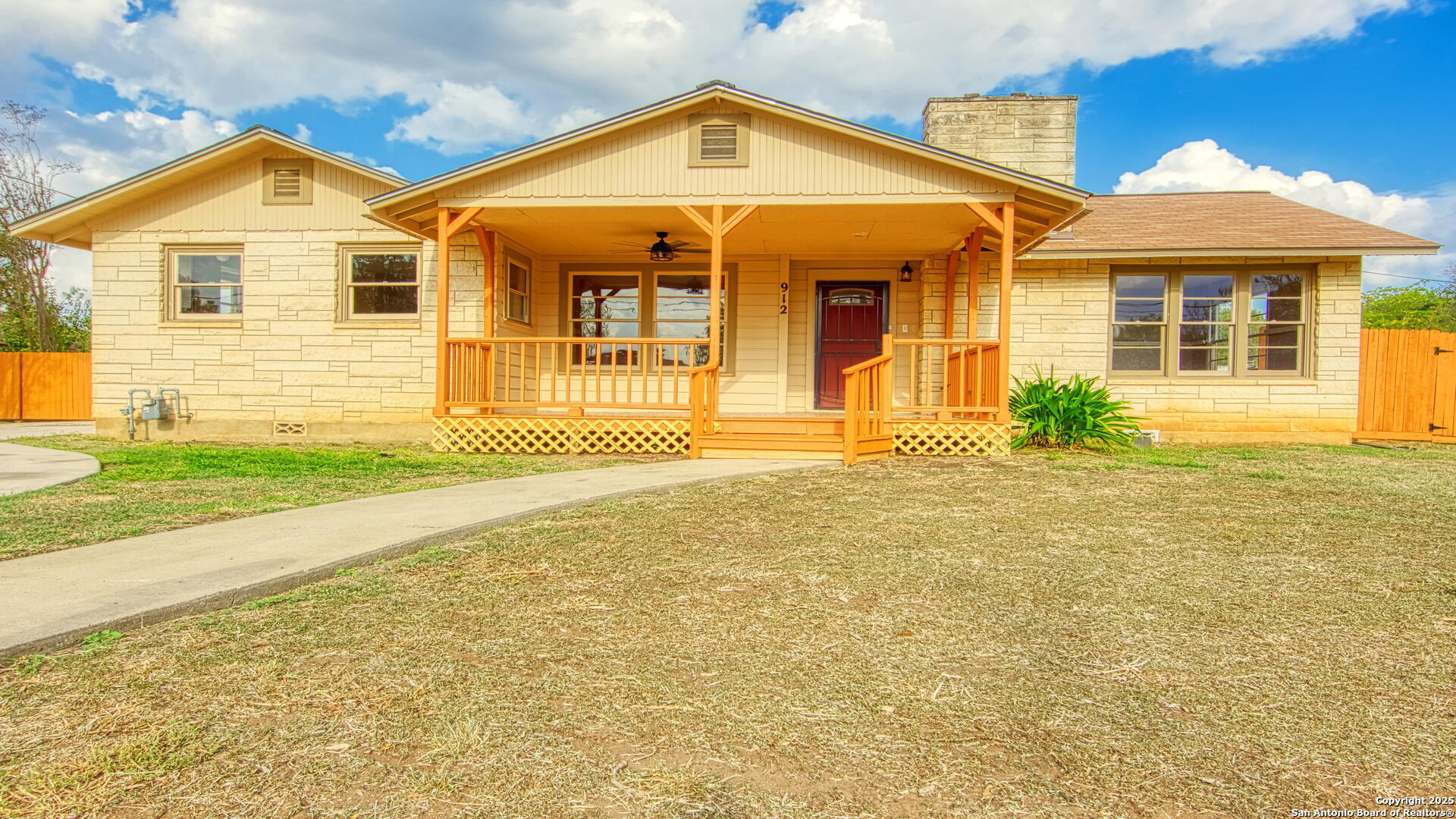 912 4th Street Floresville TX 78114