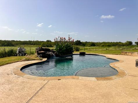 68 County Road 436 Harwood TX 78632