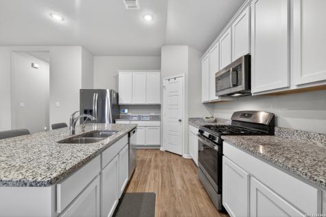 7058 Vista Loop San Antonio TX 78233