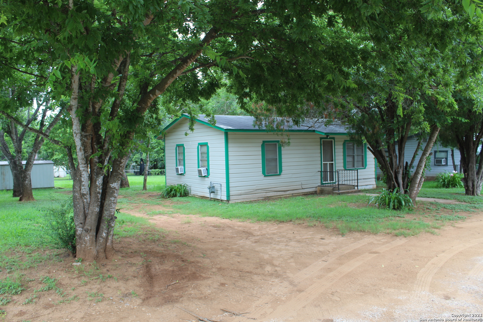 1410 E Street Floresville TX 78114