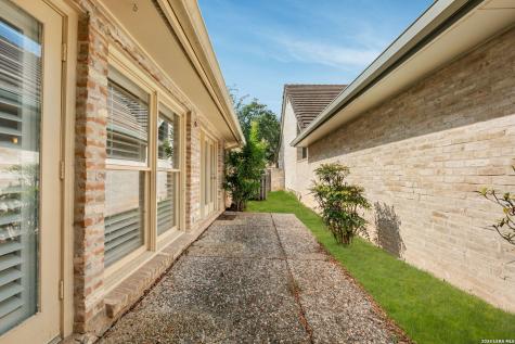 6 Cottesmore Court San Antonio TX 78218