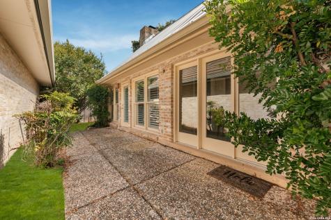 6 Cottesmore Court San Antonio TX 78218