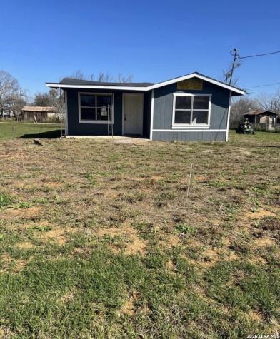 416 E Curtis Dilley TX 78017