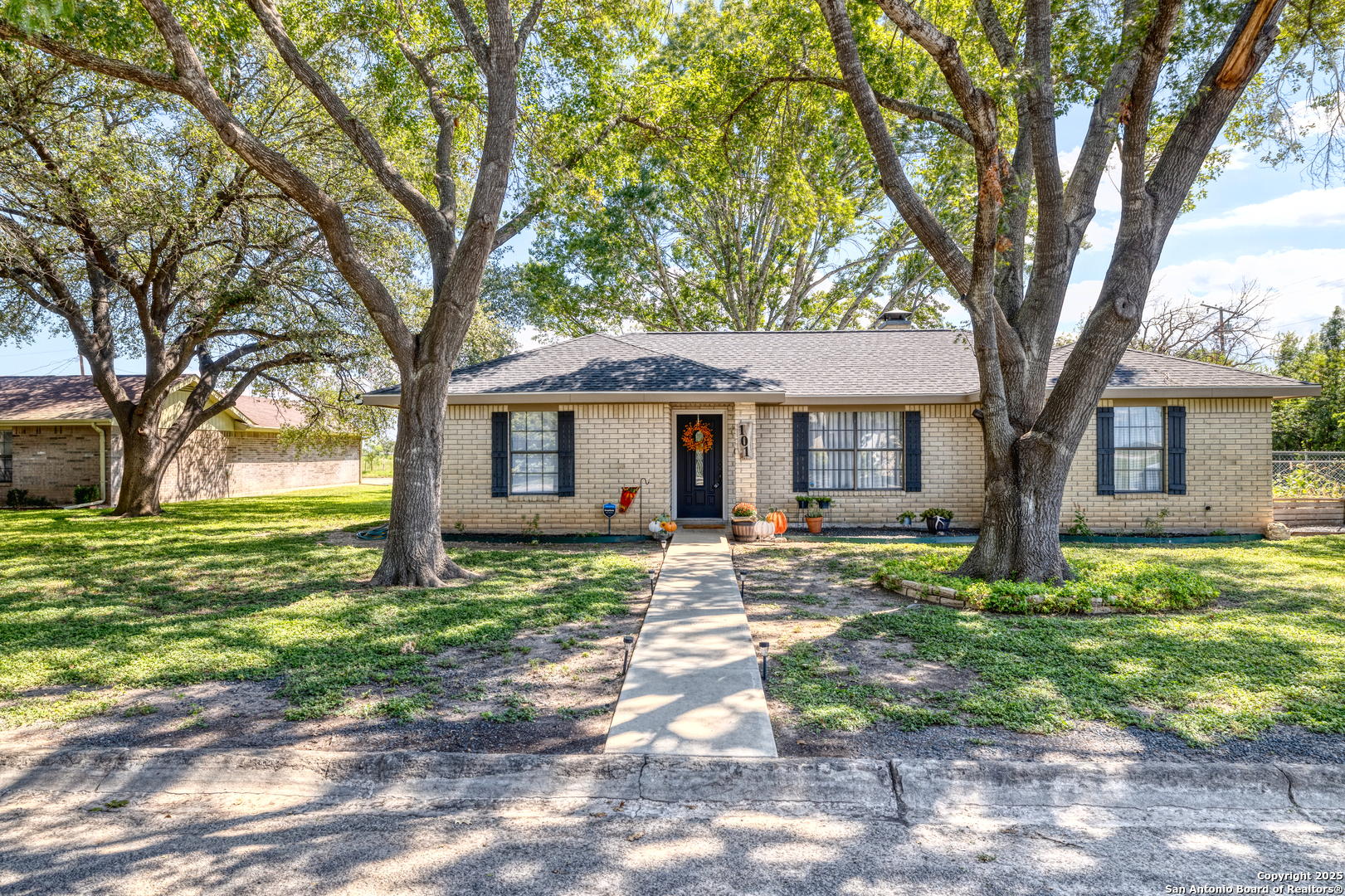 101 S. Bluebonnet Drive Uvalde TX 78801