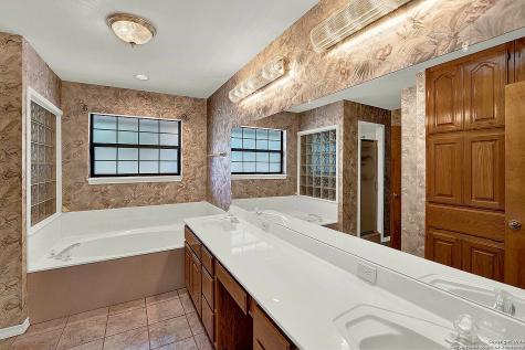 902 Eagle Creek Drive Floresville TX 78114