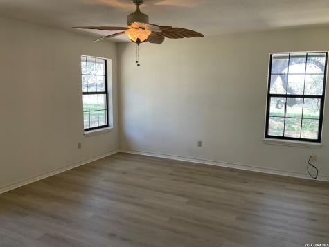 902 Eagle Creek Drive Floresville TX 78114