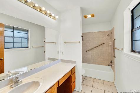 902 Eagle Creek Drive Floresville TX 78114