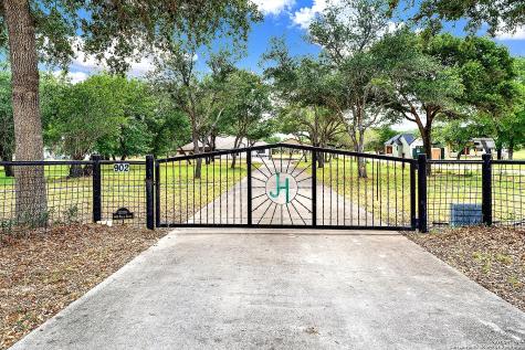 902 Eagle Creek Drive Floresville TX 78114