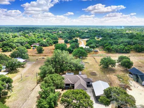 902 Eagle Creek Drive Floresville TX 78114