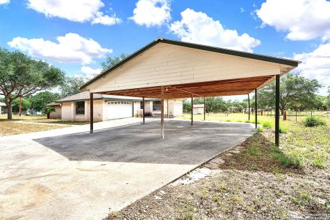 902 Eagle Creek Drive Floresville TX 78114