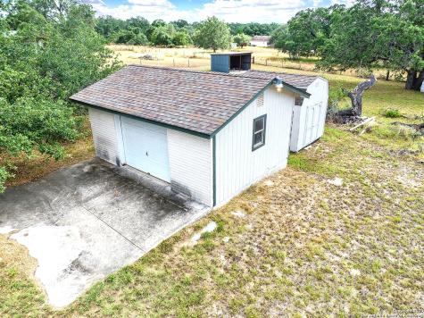 902 Eagle Creek Drive Floresville TX 78114