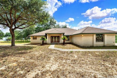 902 Eagle Creek Drive Floresville TX 78114