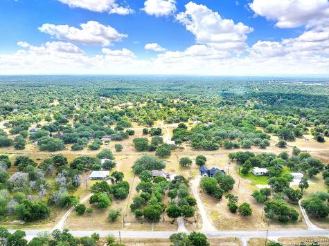 902 Eagle Creek Drive Floresville TX 78114