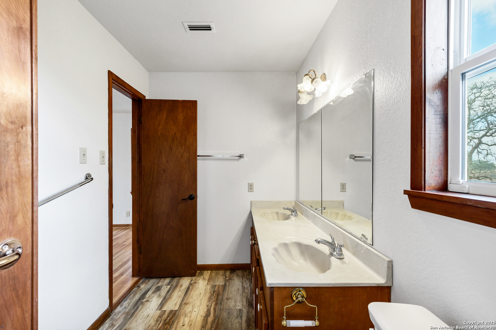 119 Isdale Yoakum TX 77995