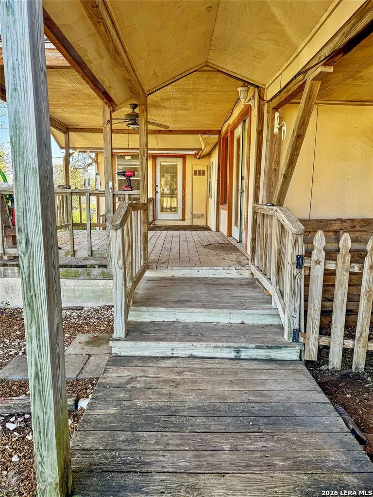 4672 Rakowitz Adkins TX 78101