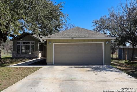 1210 Libold Drive Devine TX 78016
