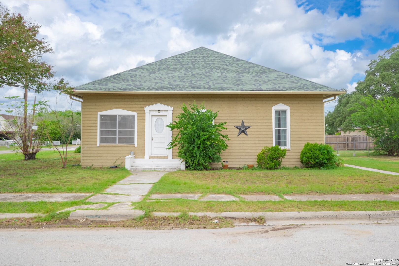 301 Jefferson Drive Devine TX 78016