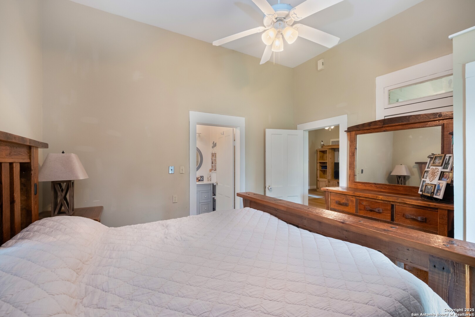 301 Jefferson Drive Devine TX 78016