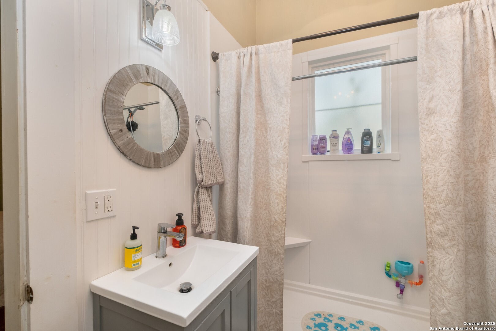 301 Jefferson Drive Devine TX 78016