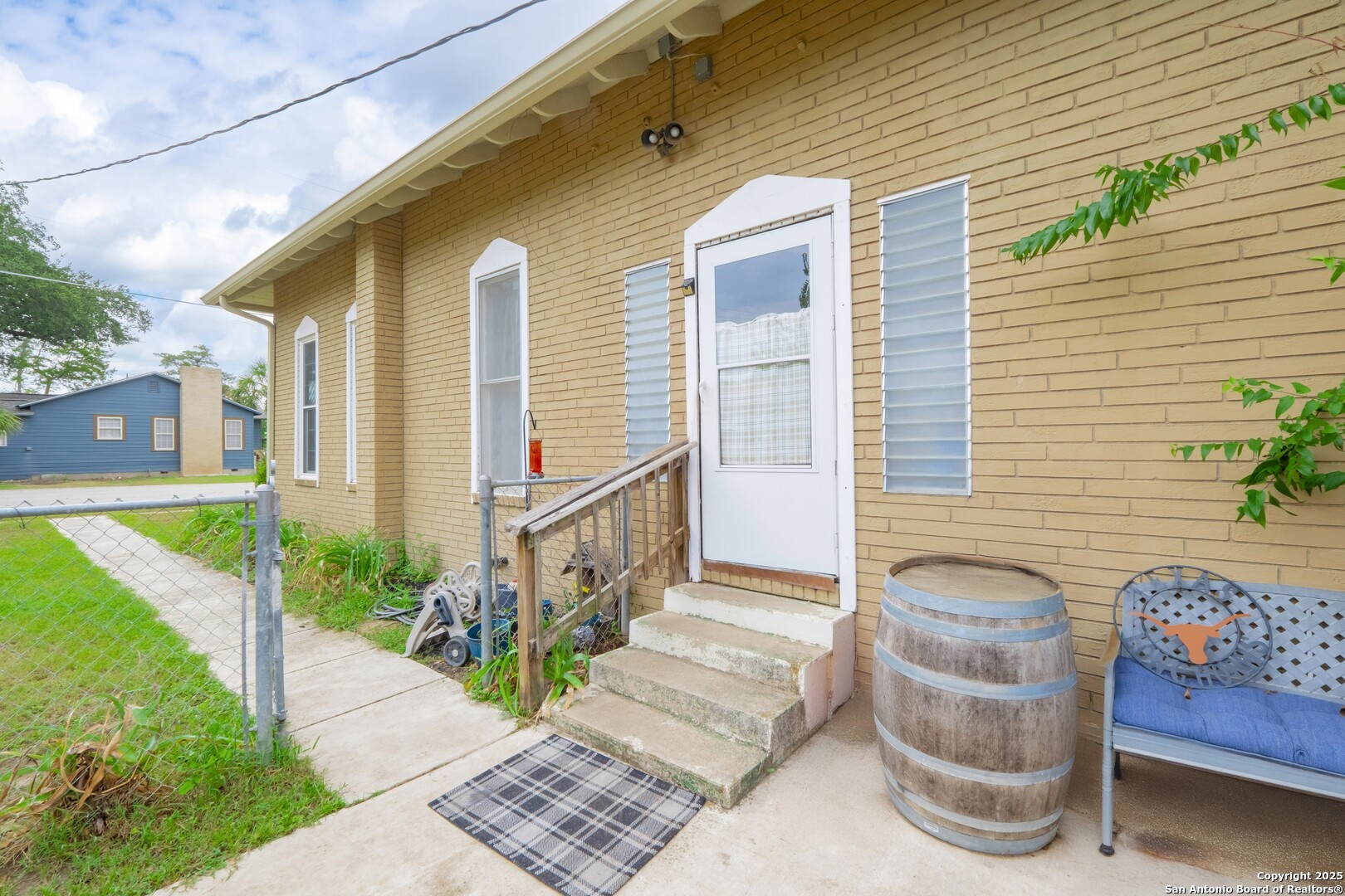 301 Jefferson Drive Devine TX 78016