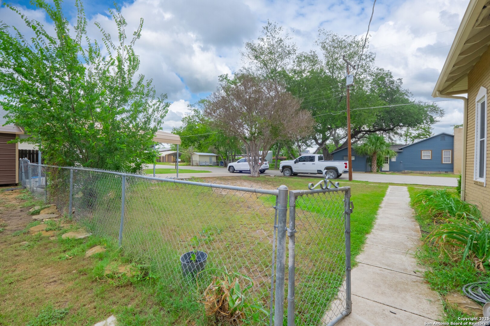 301 Jefferson Drive Devine TX 78016