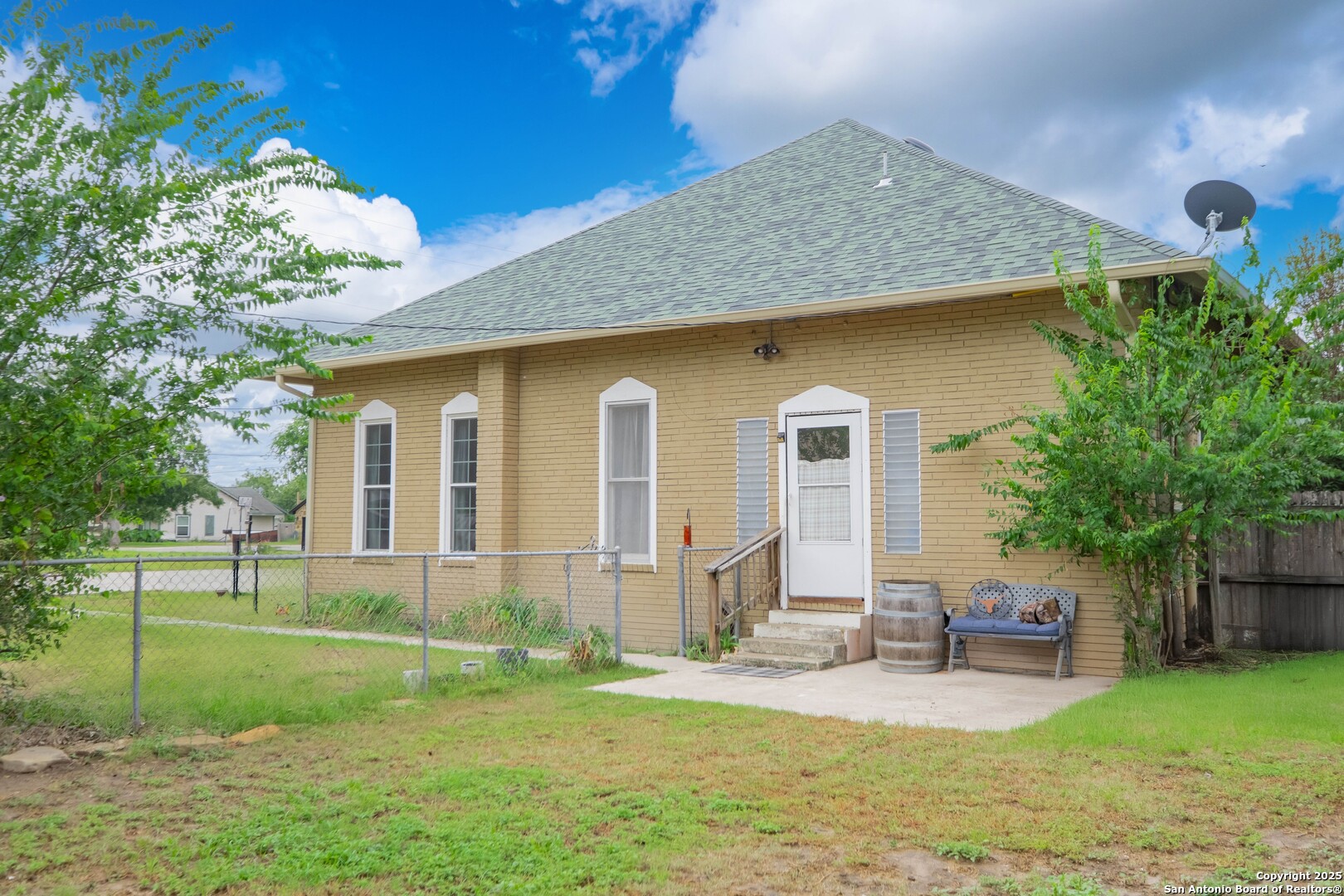 301 Jefferson Drive Devine TX 78016