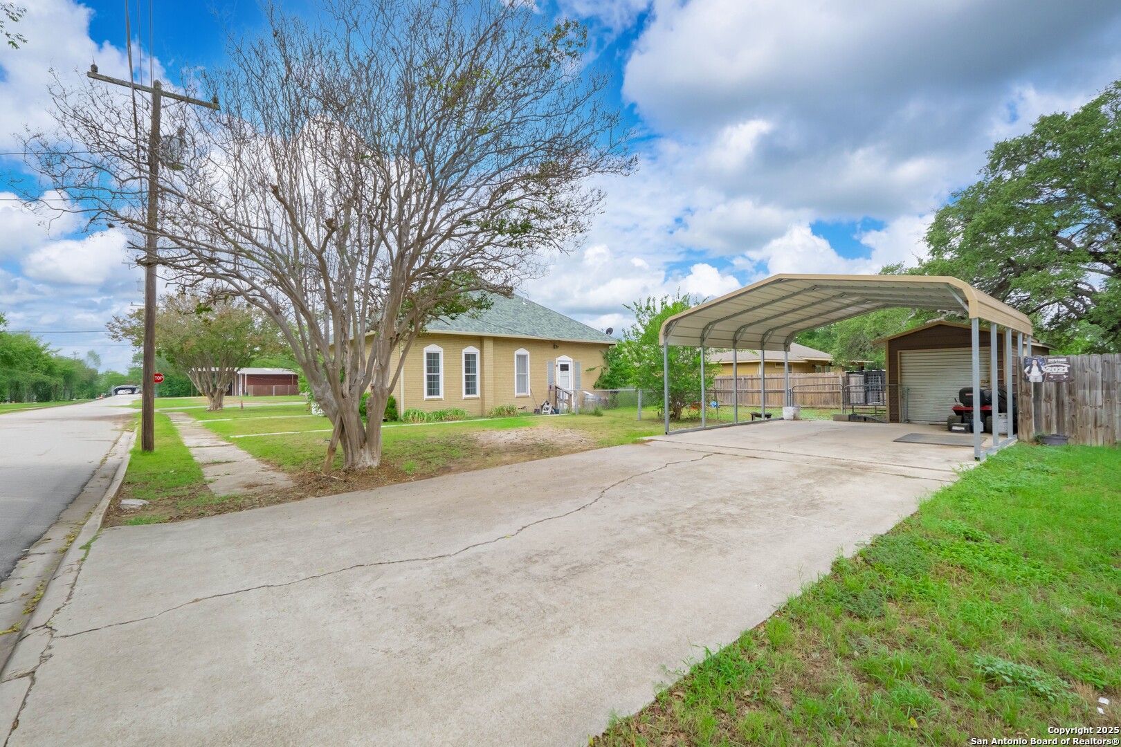301 Jefferson Drive Devine TX 78016