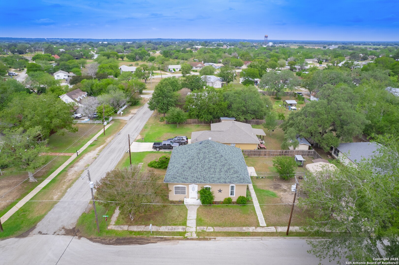 301 Jefferson Drive Devine TX 78016