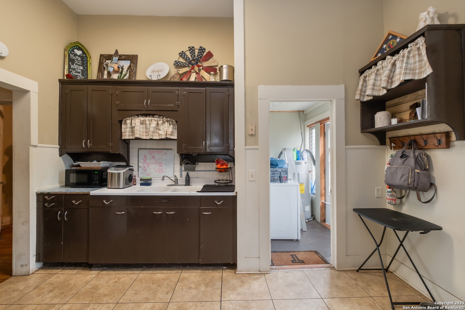 301 Jefferson Drive Devine TX 78016