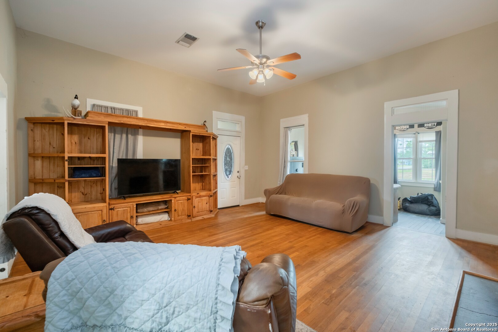 301 Jefferson Drive Devine TX 78016