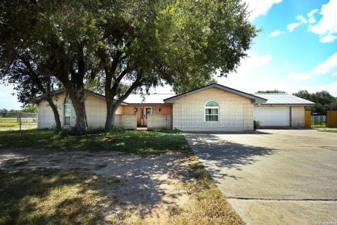 6006 Yucca Trail Beeville TX 78102