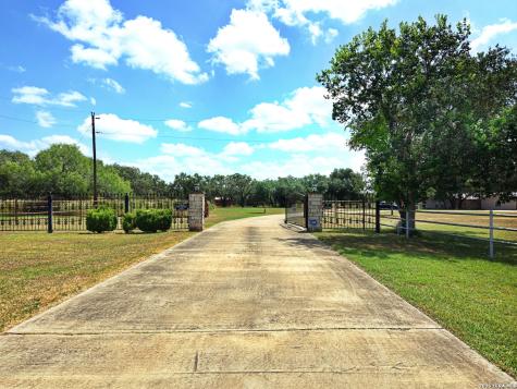 6006 Yucca Trail Beeville TX 78102