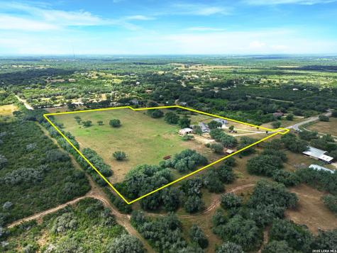 6006 Yucca Trail Beeville TX 78102