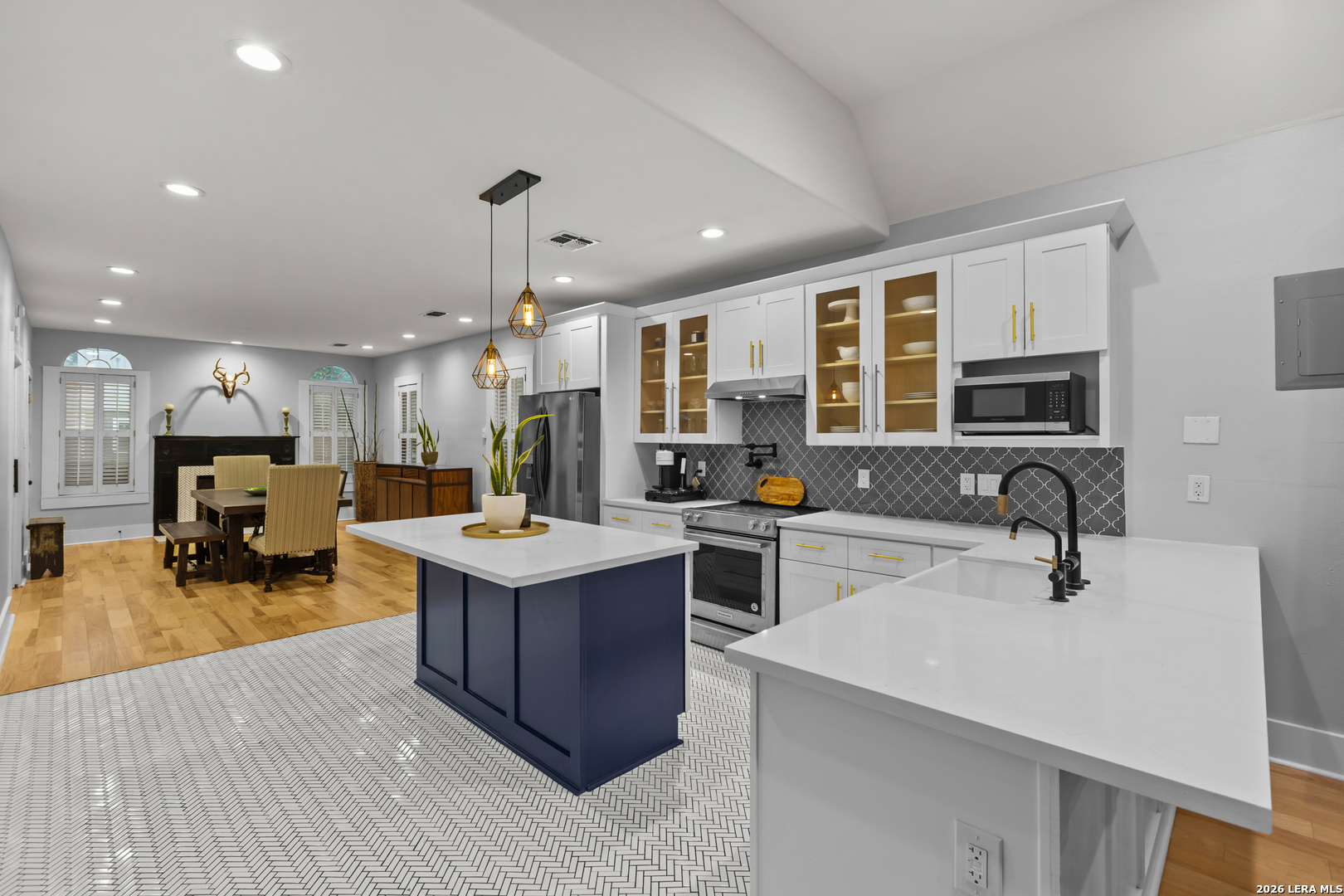 211 W Norwood Court San Antonio TX 78212