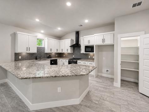 7814 Woodcliff Boulevard Selma TX 78154