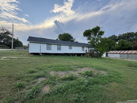 516 W College Street Pleasanton TX 78064