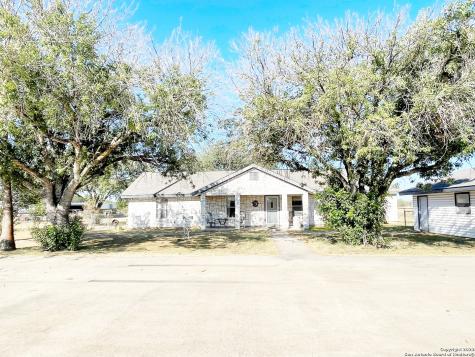 1034 County Road 664 Devine TX 78016