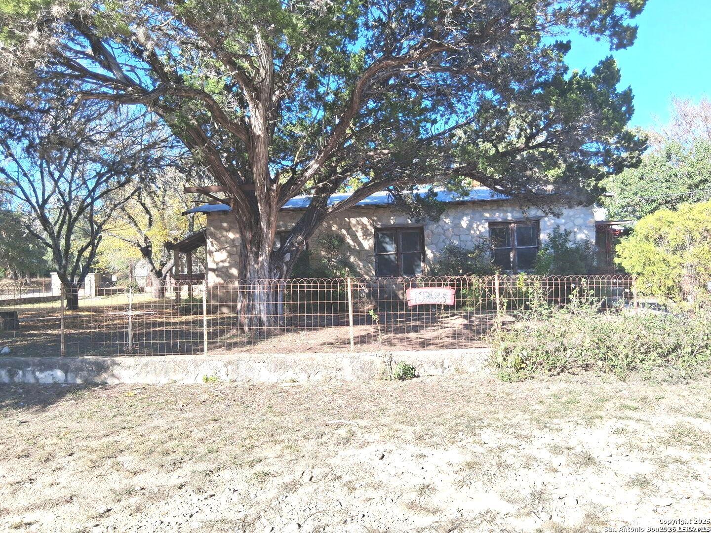 10484 Park Road 37 Lakehills TX 78063