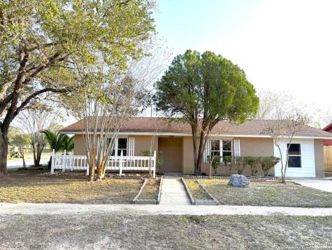 1212 Fairview Beeville TX 78102
