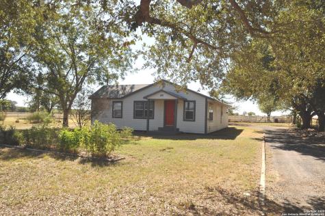 1036 County Road 6612 Devine TX 78016