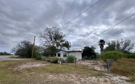 667 N Glenn Avenue La Pryor TX 78872