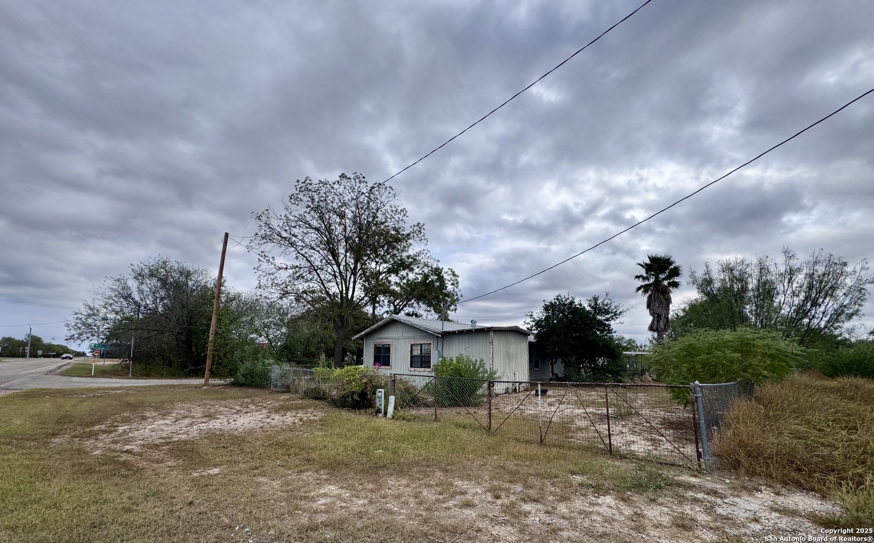 667 N Glenn Avenue La Pryor TX 78872