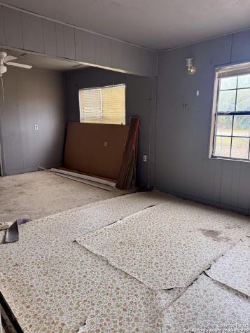 667 N Glenn Avenue La Pryor TX 78872