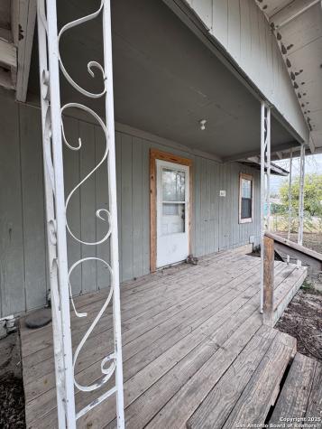 667 N Glenn Avenue La Pryor TX 78872