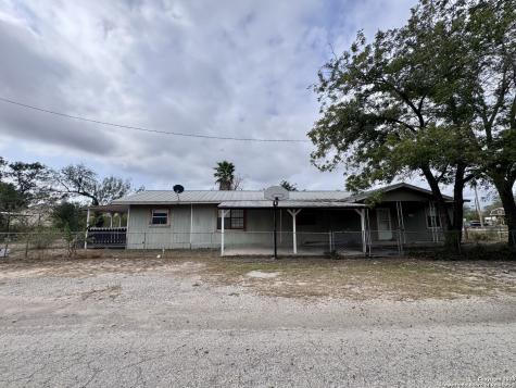 667 N Glenn Avenue La Pryor TX 78872