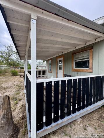 667 N Glenn Avenue La Pryor TX 78872