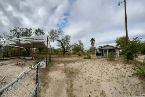 667 N Glenn Avenue La Pryor TX 78872